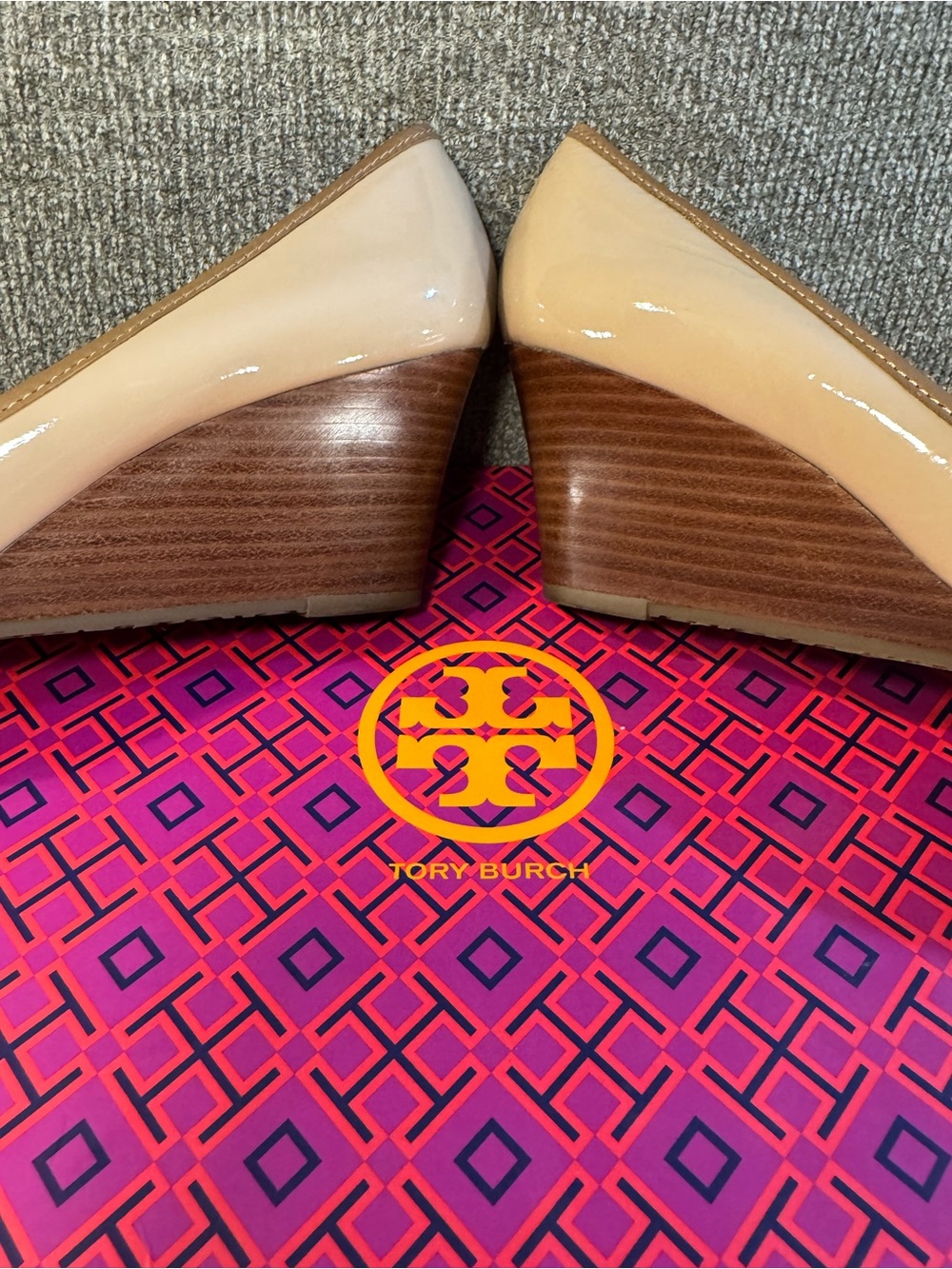 Tory Burch Louisa 60MM Pumps Beige/Tan Leather Stacked Wooded Wedge Size 8.5 - Picture 9 of 11